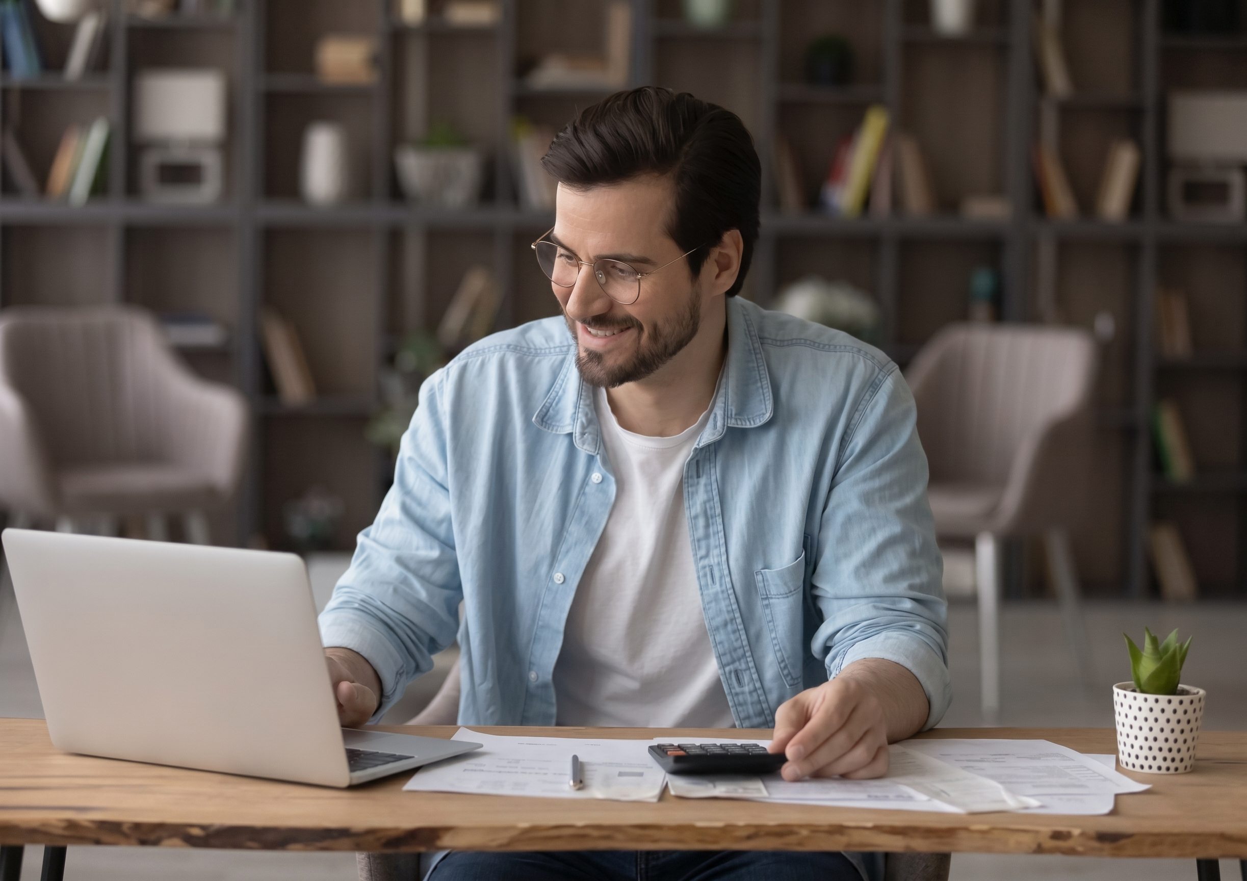 Usuario feliz gestionando sus finanzas con XPenser